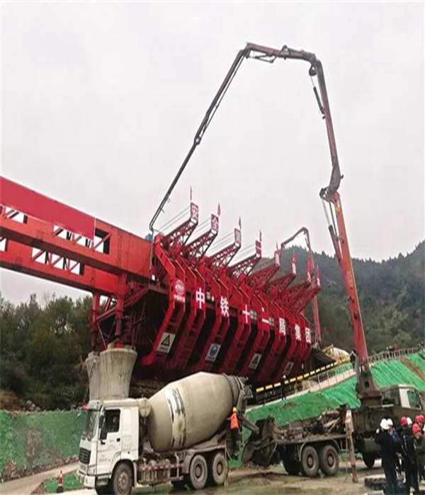 四川德阳移动模架厂家 移动模架适用跨度分类的技术特性与工程实践：标准跨度型与可调节跨度型解析​